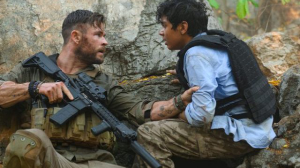 Chris Hemsworth knalt binnenkort van je scherm in nieuwe Netflix-thriller Extraction