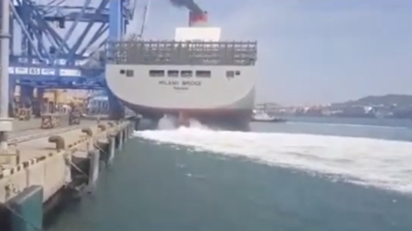 Containerschip Milano Bridge vaart in Zuid-Korea een kraan compleet aan flarden
