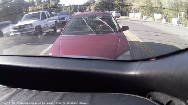 Vrouw beukt tot twee keer toe in op een stilstaande auto bij het verkeerslicht