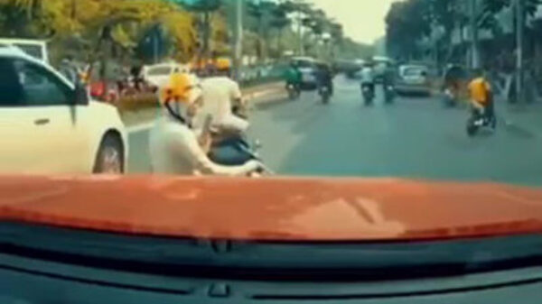 Chinese dame vindt haar telefoon belangrijker dan het verkeer