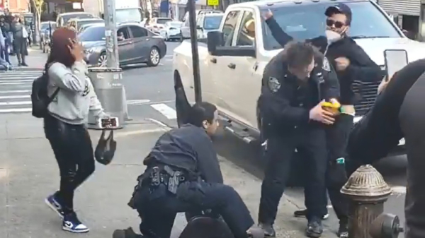 Lafbek suckerpunchet politieagent tijdens een arrestatie en rent er vervolgens vandoor