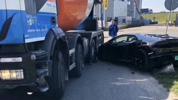 Cementwagen rijdt over gloednieuwe Lamborghini van 'dropshipper'