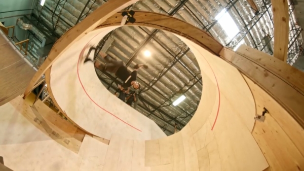 Legende Tony Hawk skate als eerste over de 'Downward Spiral Loop'