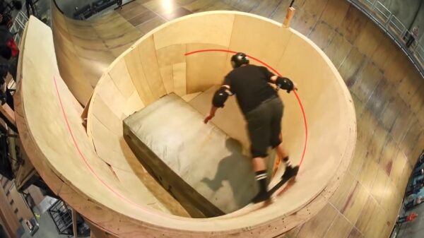 Legende Tony Hawk skate als eerste over de 'Downward Spiral Loop'