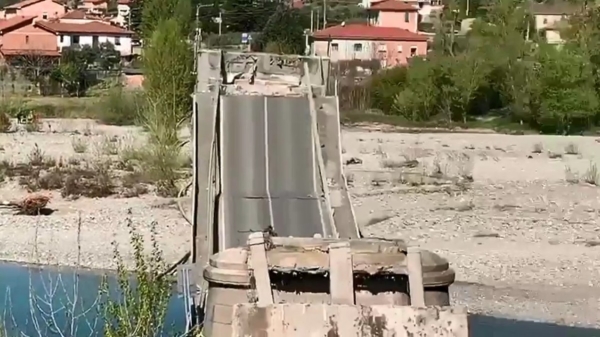 Het gaat lekker in Italië: opnieuw brug ingestort, zeker één persoon raakt gewond