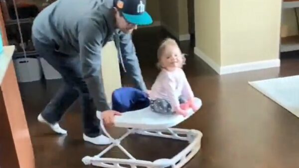 Peuter wordt getackeld door vloerkleed