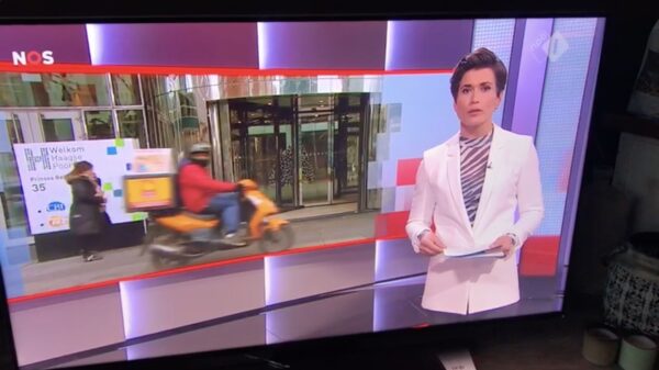 Bezorger met gevoel voor humor pakt zijn momentje tijdens het journaal