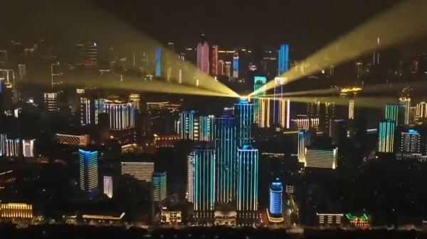 Wuhan viert einde van lockdown met supervette lichtshow