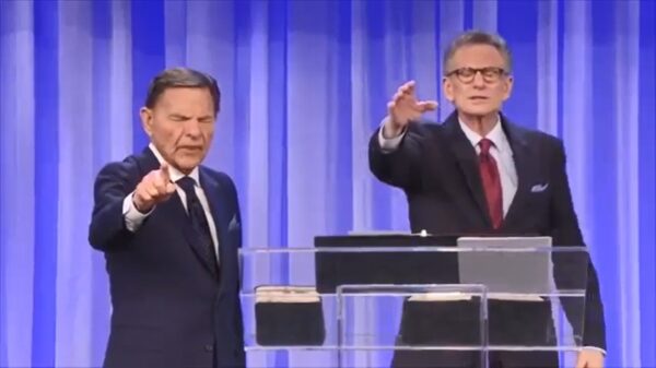 Lil' Kenneth Copeland spit vuur om het Covid-19 te vernietigen