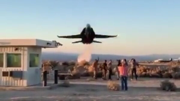 Dankzij deze fly-by kun je je trommelvliezen vaarwel zeggen