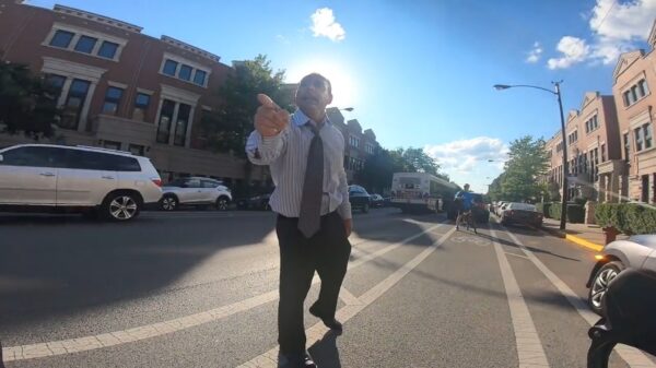 Wielrenner wordt klemgereden door pissige kantoorpik in een BMW