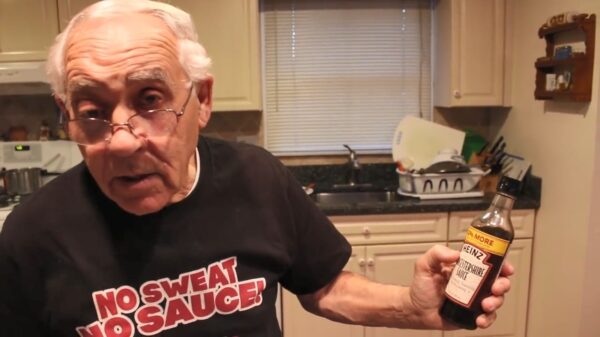Ouwe baas heeft behoorlijk wat moeite om 'Worcestershire Sauce' uit te spreken