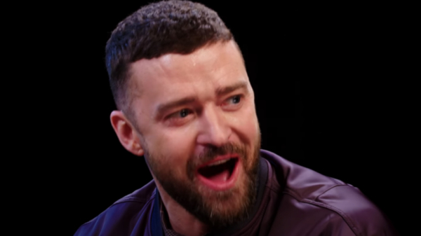 Justin Timberlake heeft het bijzonder zwaar in deze aflevering van 'Hot Ones'