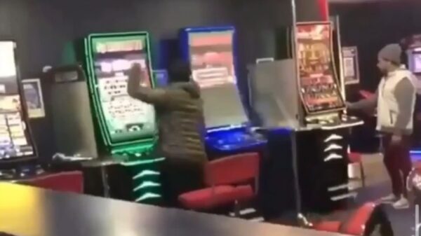 Gast verliest bij het casino en sloopt de speelhal