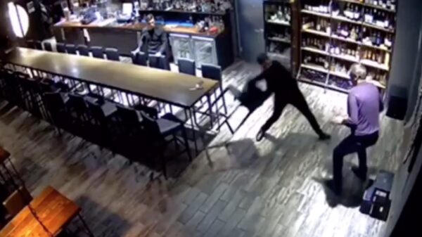 Zatlap die bezoeker met barkruk beukt wordt getrakteerd op een Château Migraine