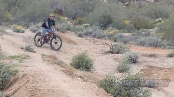 Fietser maakt een behoorlijk pijnlijke faceplant