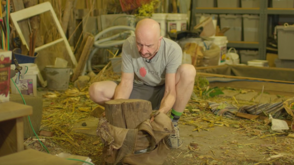 Foley-artiest Marko Costanzo laat zien hoe dierengeluiden voor films en tv worden gemaakt