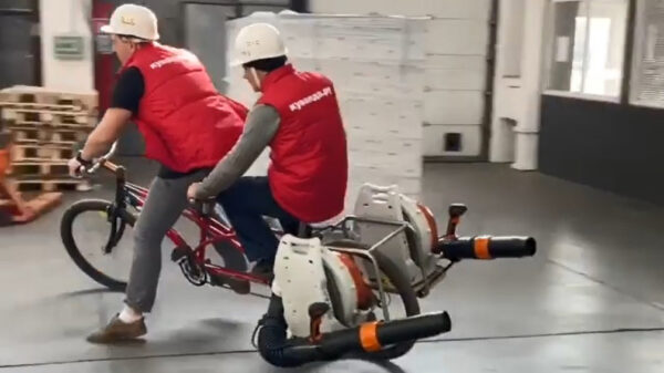 Werknemers vermaken zich prima door bladblazers op een tandem te knutselen