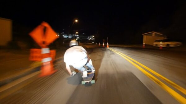 Even met 85km per uur op een longboard over de weg joekelen
