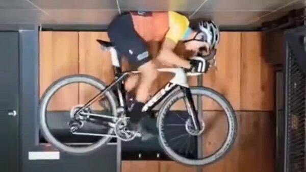 Creatieve Aziatische wielrenner maakt muziek met zijn fiets