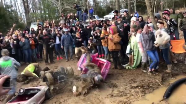 Volwassen mannen jumpen tijdens downhill met speelgoedauto's een ramp over