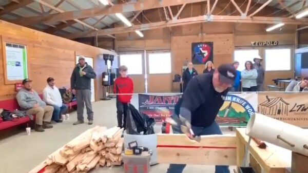 Hobbykok klaart parcours om te laten zien hoe gigantisch scherp zijn hakmes is