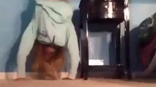 Juffie moet nog even oefenen op de handstand