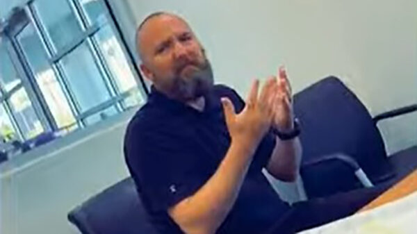 Autodealer gebruikt glijmiddel in plaats van desinfecterende handgel om zijn klanten te trollen