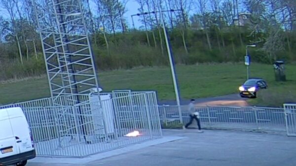 CCTV-beelden van man die Groningse 5G-zendmast in brand steekt