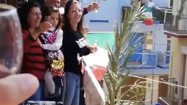 Met dit soort balkonfeestjes houden ze in Italië de moed erin