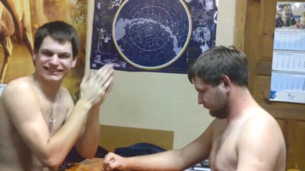 De Russische versie van "rock paper scissors" kost je alleen wat hersencellen