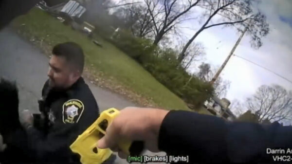 Politieagent raakt gewond als hij voor zijn sodemieter wordt getaserd door zijn collega