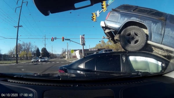 Voortvluchtige automobilist veroorzaakt bizarre crash als hij door het rode licht jankt