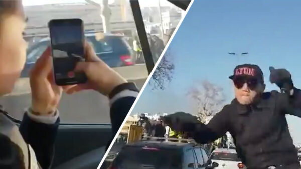 Beelden van Franse agente die door gele hesjes wordt belaagd