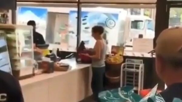 Tokkie wordt hardhandig de winkel uitgebonjourd