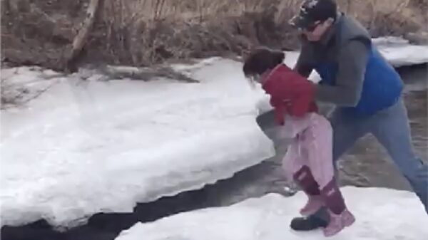 Vader en kind gaan een gezellig stukje ijsdansen