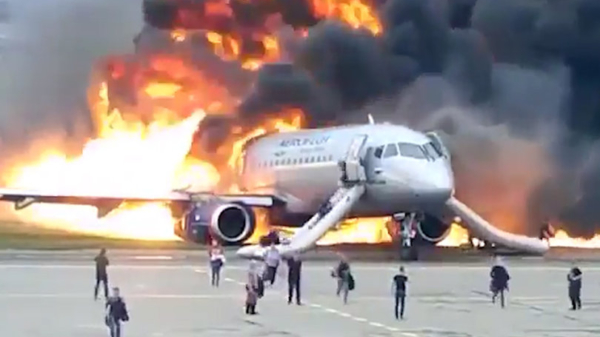 Bizarre beelden Russische vliegtuigcrash na blikseminslag opgedoken