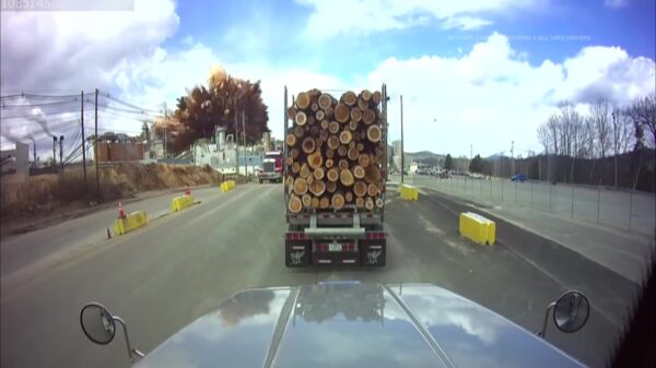 Enorme explosie bij papierfabriek in Amerika door dashcam vastgelegd