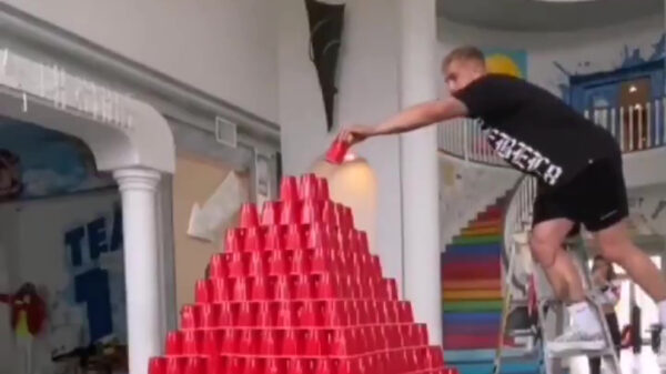 Het record voor grootste bekertjes-toren gaat niet naar deze pechvogel