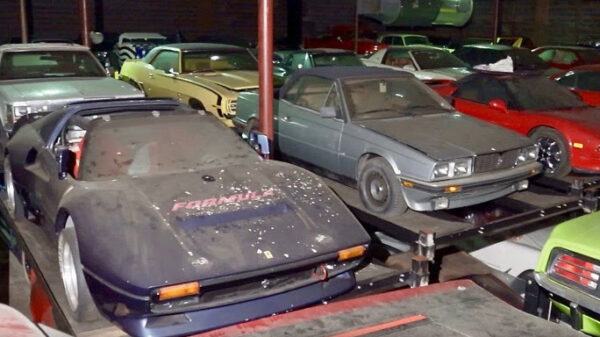 Autopoetser krijgt rondleiding door bizarre 'barn find' met zo'n 300 auto's