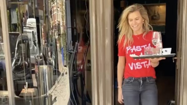 Nicolette demonstreert hoe de anderhalvemetermaatschappij straks op het terras zit