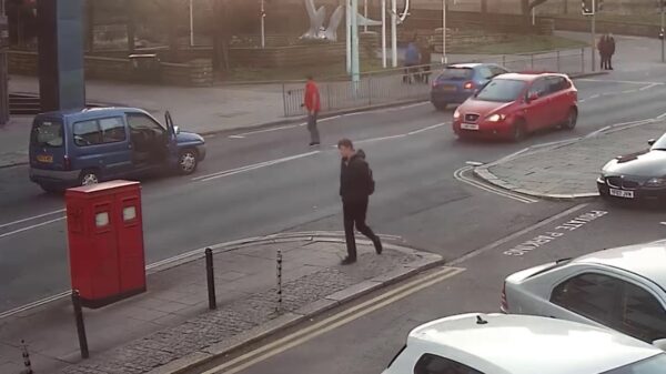 Roadrager komt de verkeerde tegen en wordt bijna verpletterd tussen zijn autodeur