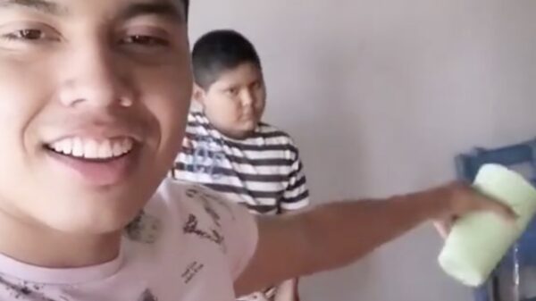 Klein broertje neemt wraak met zijn extra-natte dweil