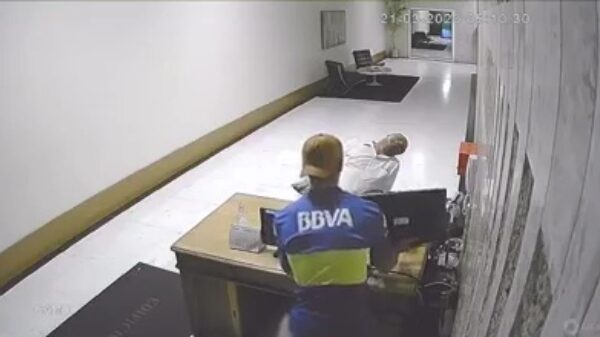 Braziliaanse nachtwaker doet behoorlijk onhandig dutje