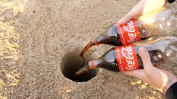 Scheikundeleraar verveelt zich en gooit cola, tandpasta en een geheim ingrediënt in een gat
