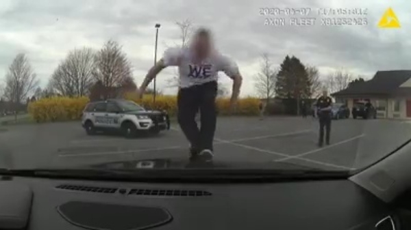 Vluchtende verdachte gebruikt politieauto als trampoline