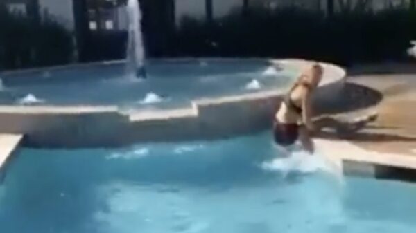 Vrouwelijke zwembadspringer komt nèt iets te kort