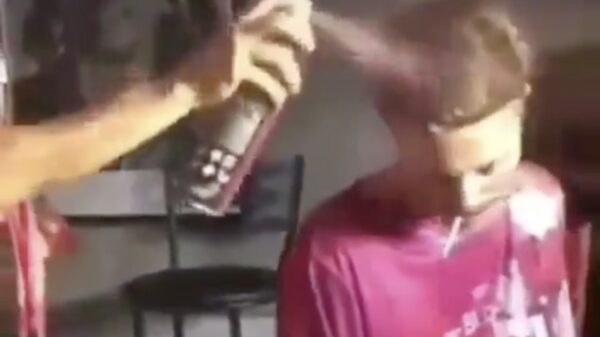 Slechtste idee van de dag: een peuk aansteken als je haar wordt geverfd