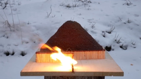 Creatieve pyromaan bouwt een vulkaan van 100.000 lucifers