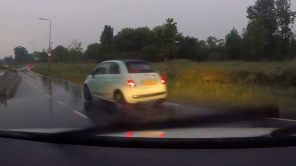 Trut in Fiat 500 van rechts geeft politieauto met zwaailicht geen voorrang